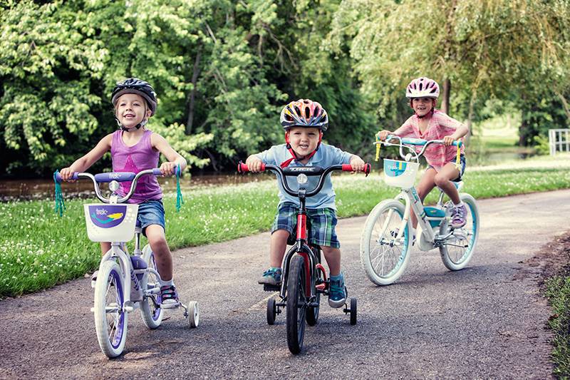 3 Beneficii importante pe care mersul cu bicicleta il aduce copiilor happy kids ride their bikes to school