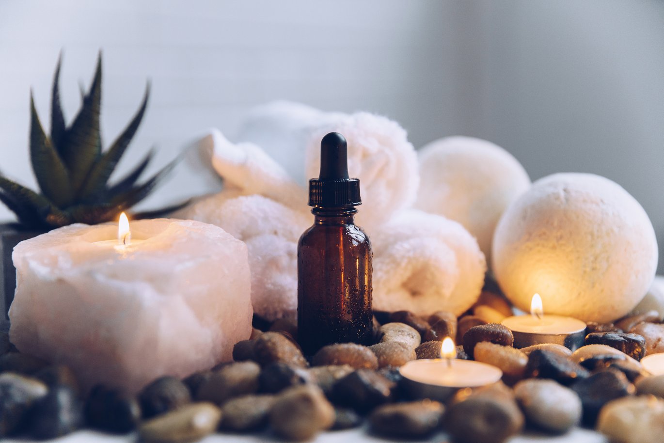 Beneficiile aromaterapiei în starea de bine a oamenilor candles and natural oil at