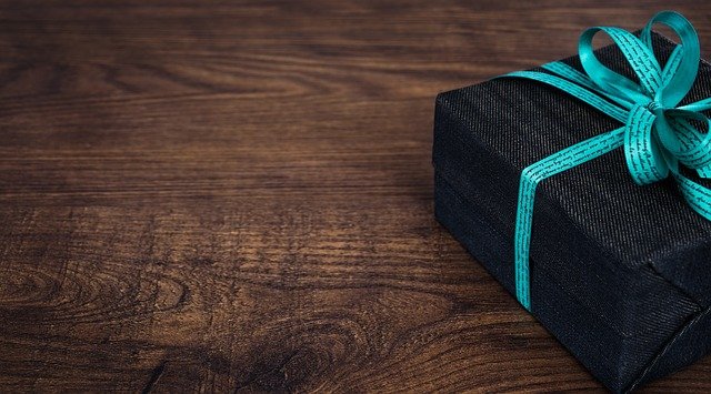 6 idei de cadouri pe care le poti face la prima intalnire